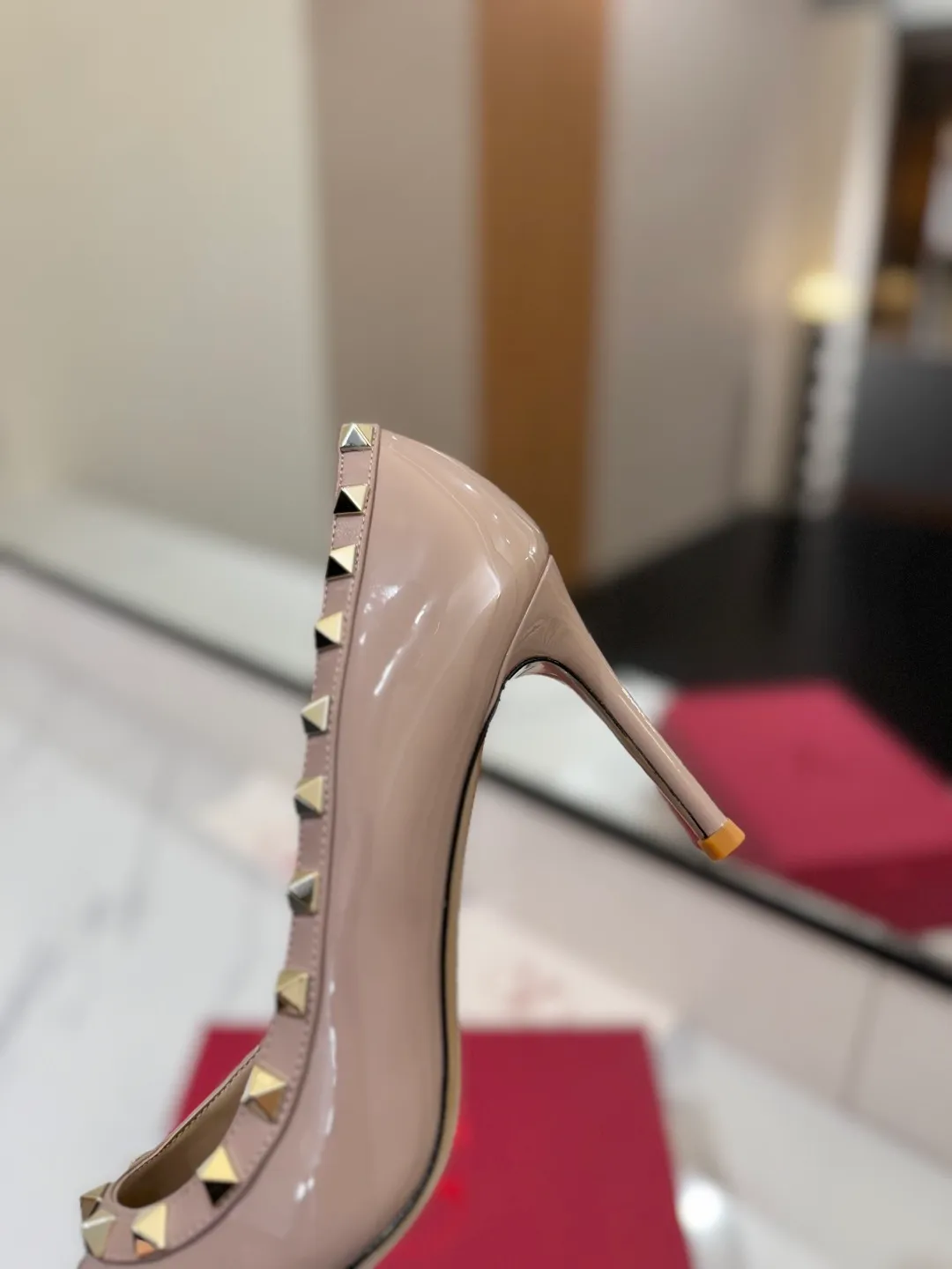👟👟Ex-factory price 580👟👟 Valentino/Valentino rivet VT classic shoes, top replica! The side curves are perfect, the original molded custom-made rust-free rivets, and the textured hardware bring out a full sense of high-end, giving you a genuine foot feel! The first choice for high-end customers❤️ [Material] Upper: Original imported custom patent leather Lining: Original imported goatskin Outsole: Imported pearlescent leather outsole Heel height: 6.5CM Code number: 35-39 [34, 40, 41, 42 custom-made are not returnable]